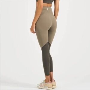 Vuori Two-Tone High-Waisted Leggings small